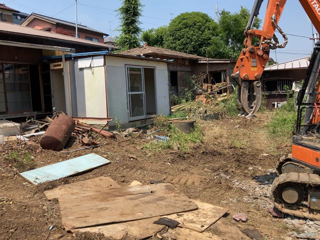 東京都町田市金井の木造2階建て家屋解体工事中の様子です。